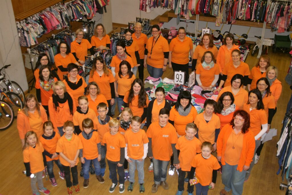 Blick vom Balkon des Bürgerhauses auf das Basar-Team 2016