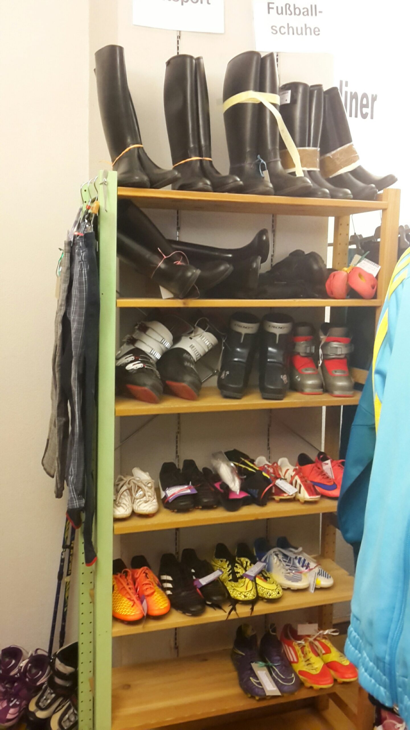 Regal voller Stiefel und Schuhe