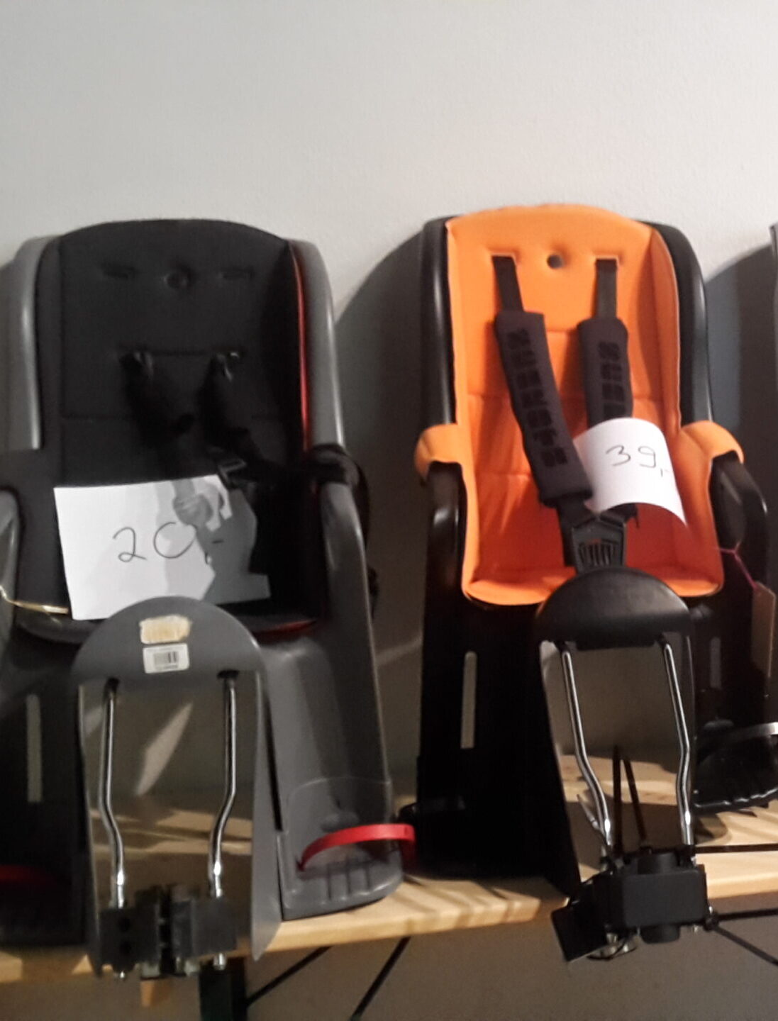 Tisch mit Kindersitzen für Fahrrad und Auto