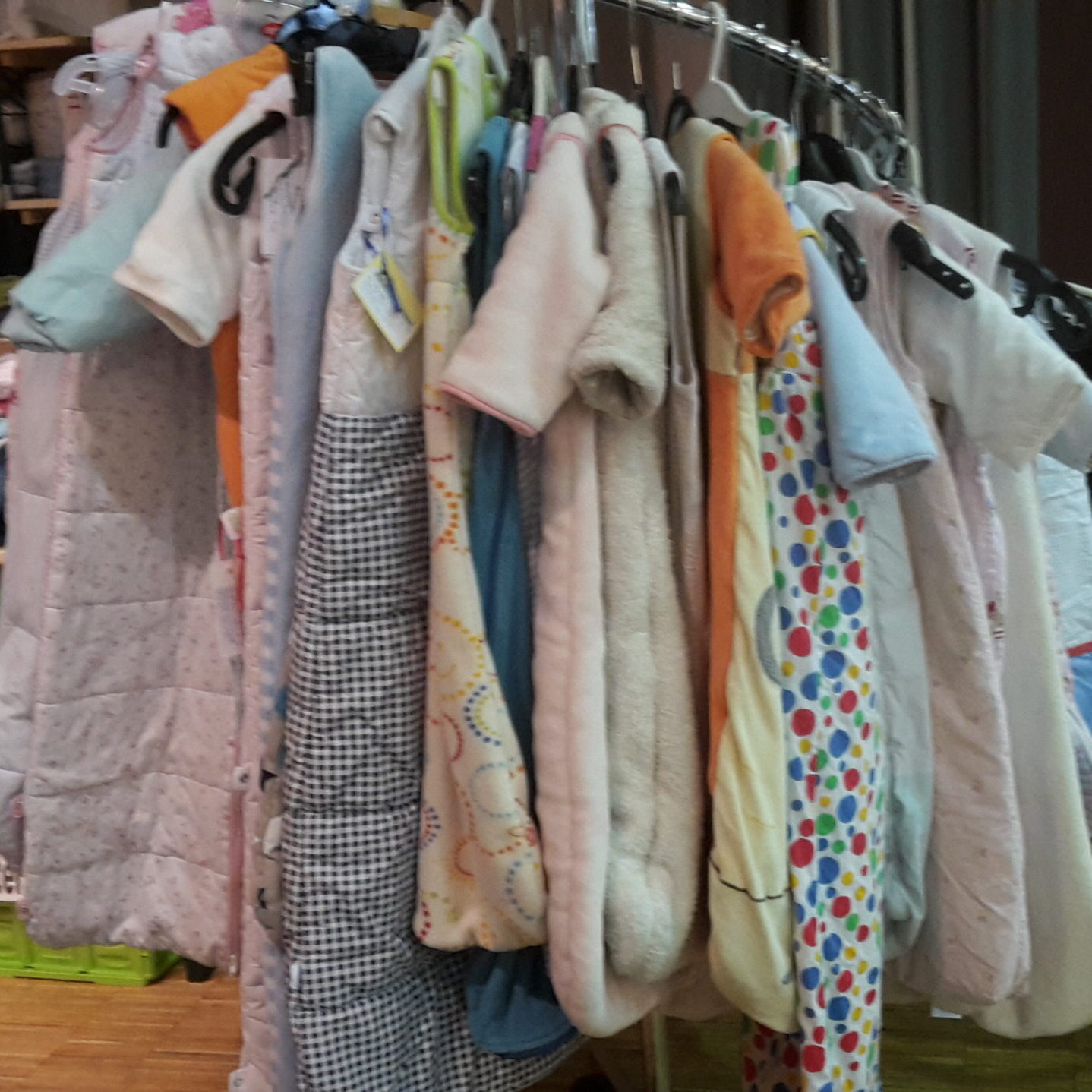 Kleiderständer mit Schlafsäcken für Babys