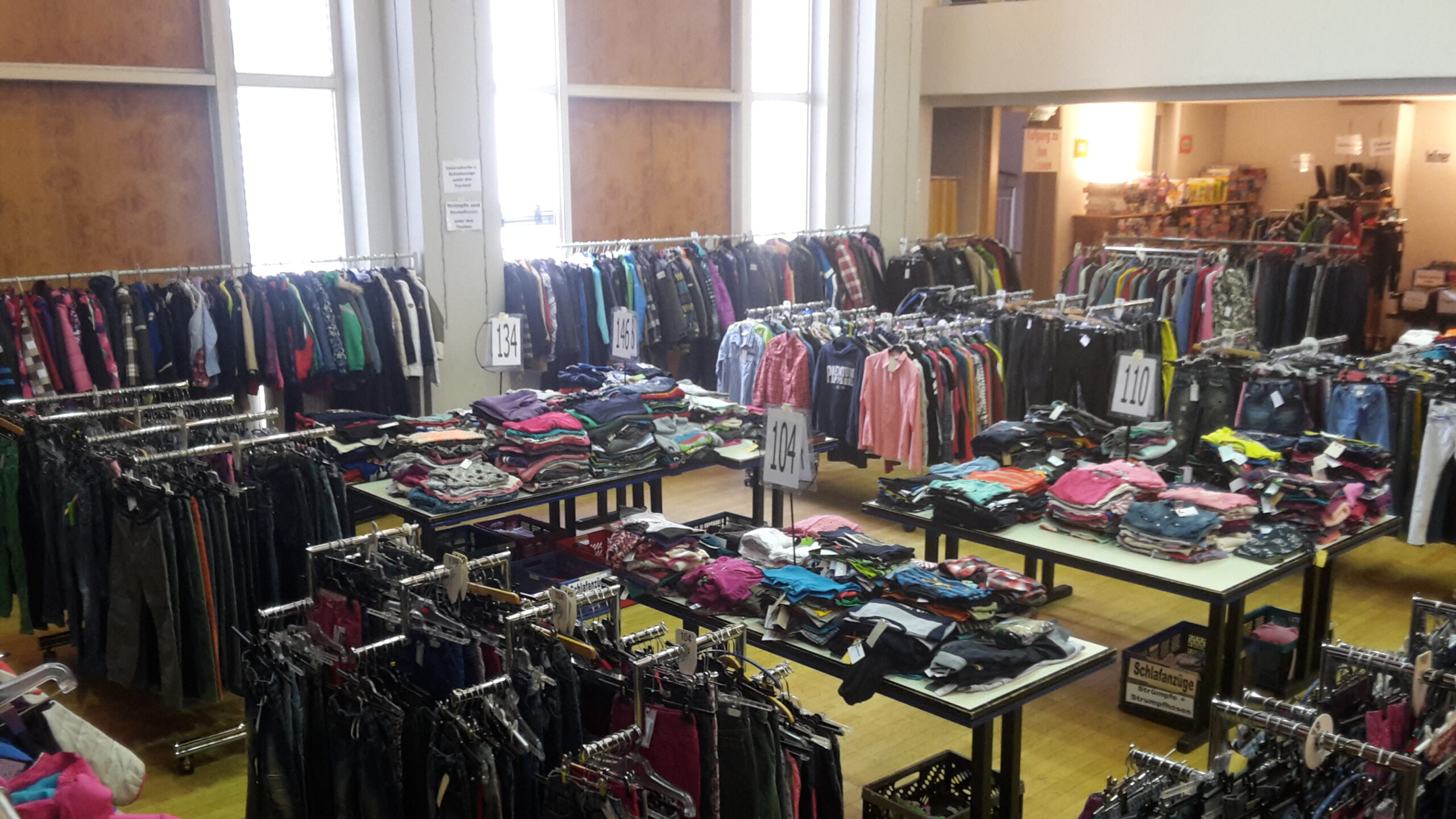 Ständer und Tische voller Bekleidung