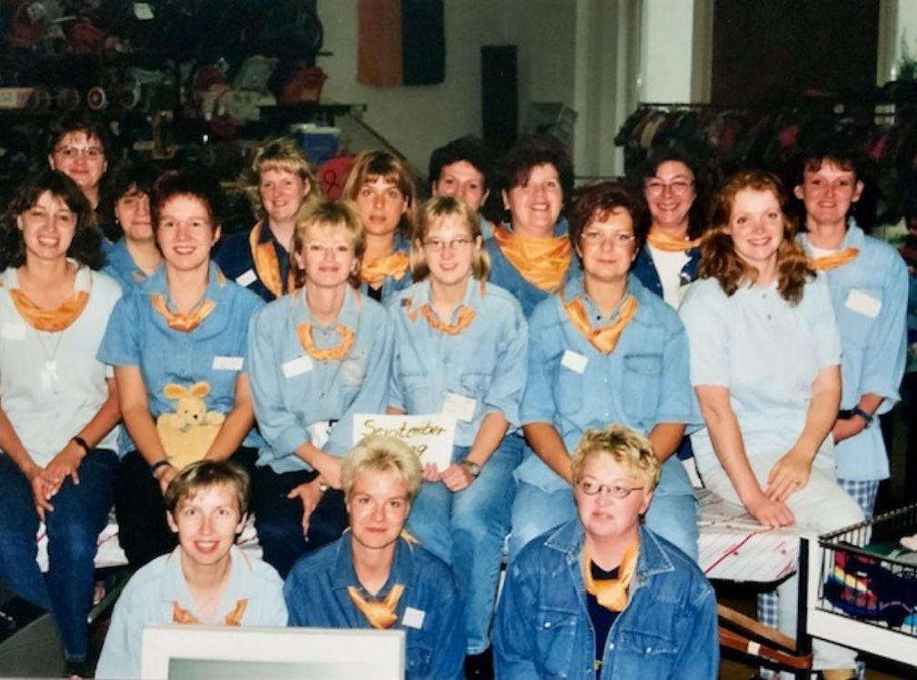 Basar-Team im Jahr 1999: Gruppenfoto, im Hintergrund Kleiderständer