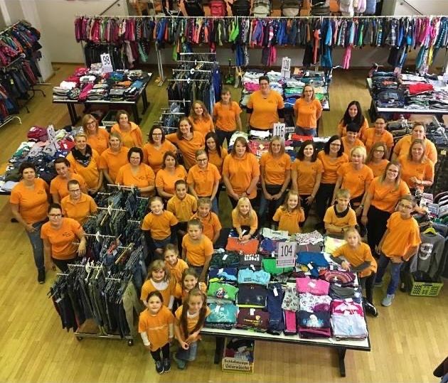 Blick vom Balkon im Bürgerhaus auf Basar-Team 2019 und Basar-Tische/Ständer