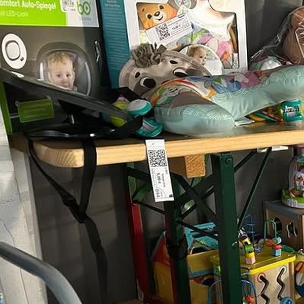 Regel voller Spielzeug, in der Mitte ein Etikett mit QR-Code