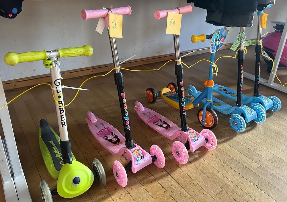 sechs Roller für Kinder mit Preisschildern
