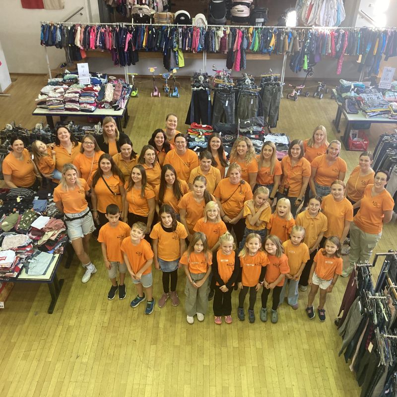 Blick vom Balkon im Bürgerhaus auf Basar-Team und Basar-Tische