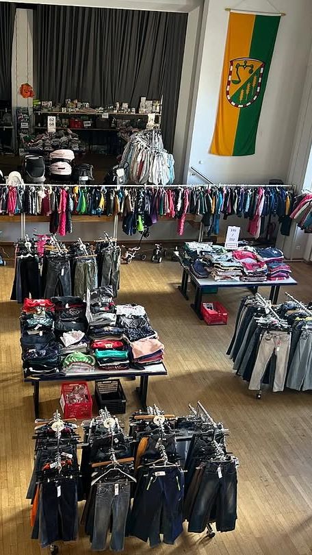 Blick vom Balkon des Bürgerhauses auf Tische, Ständer, Bühne und Wildeck-Fahne