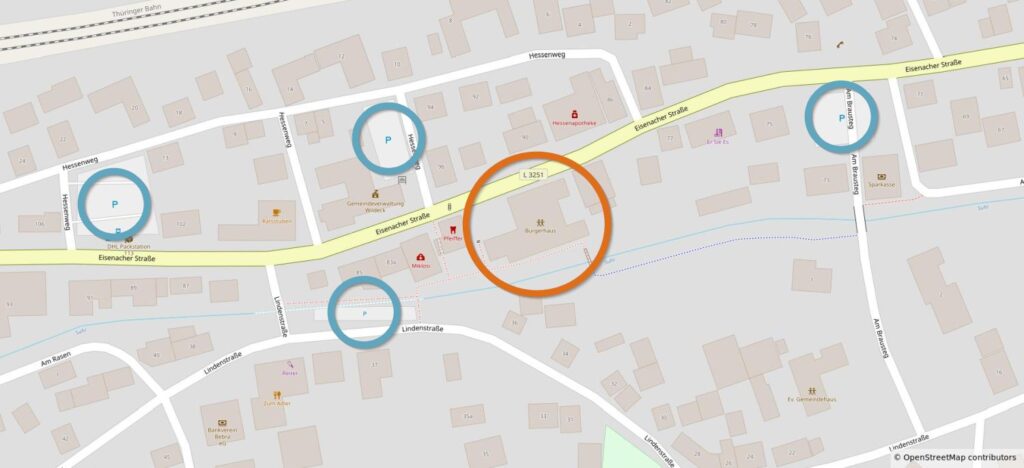 Karte von OpenStreetMap: Bürgerhaus mit orangener Umrandung, Parkplätze mit blauer Umrandung