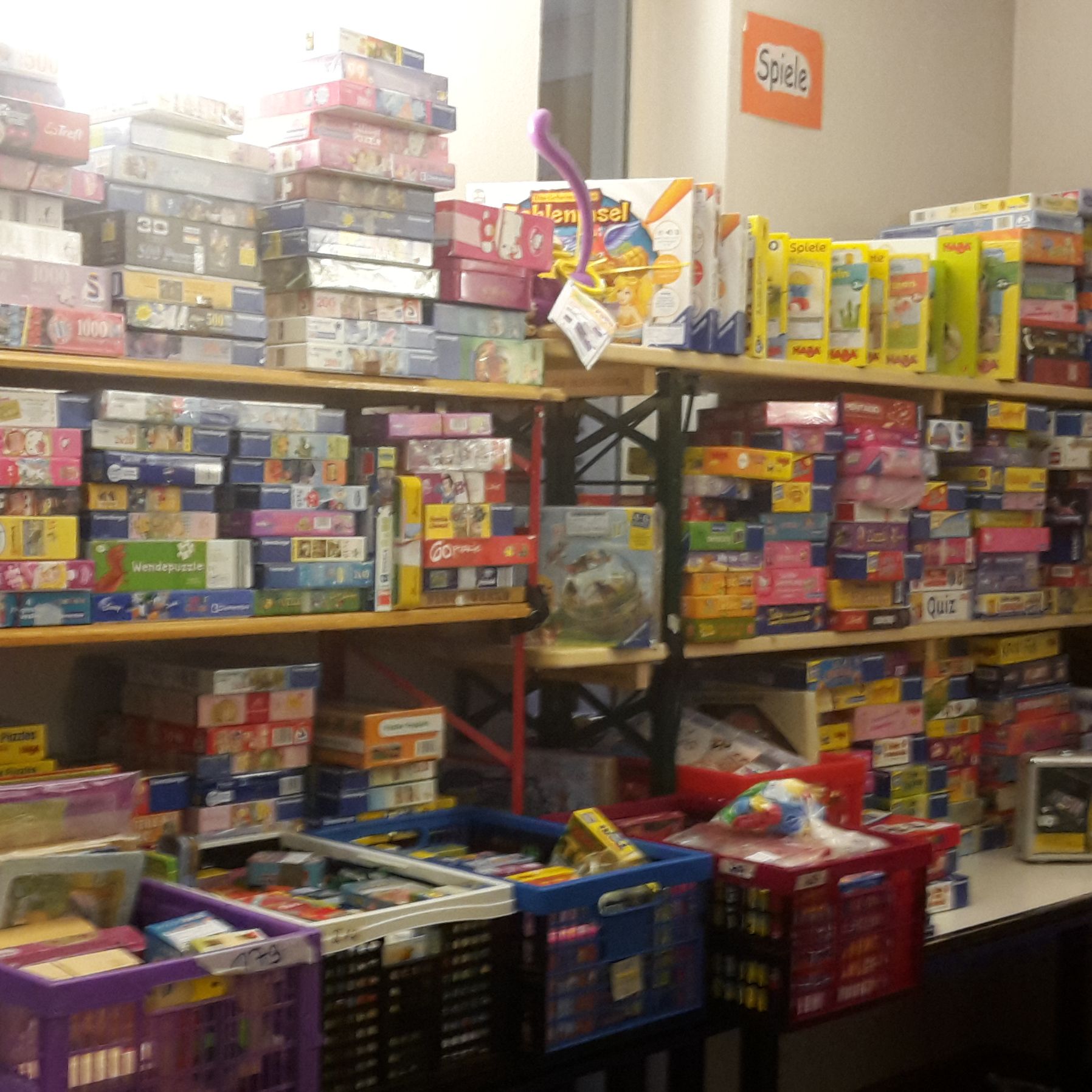 Regal voller Spielsachen