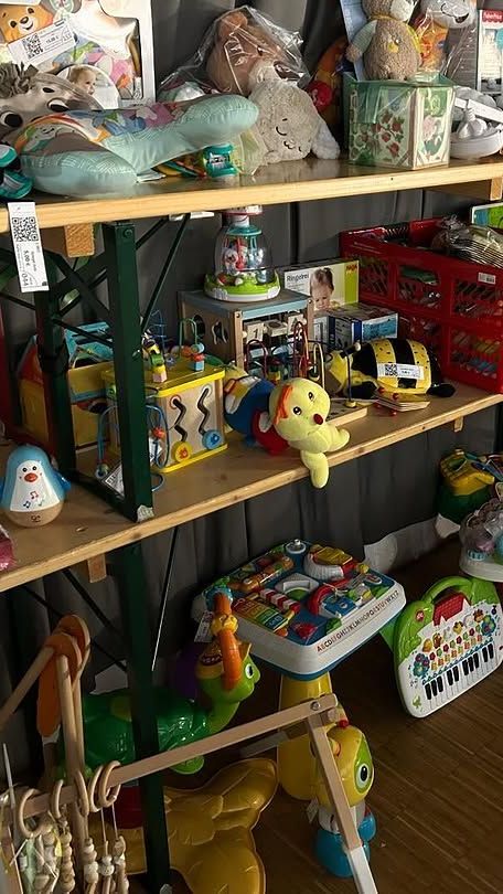 Regal voller Spielsachen